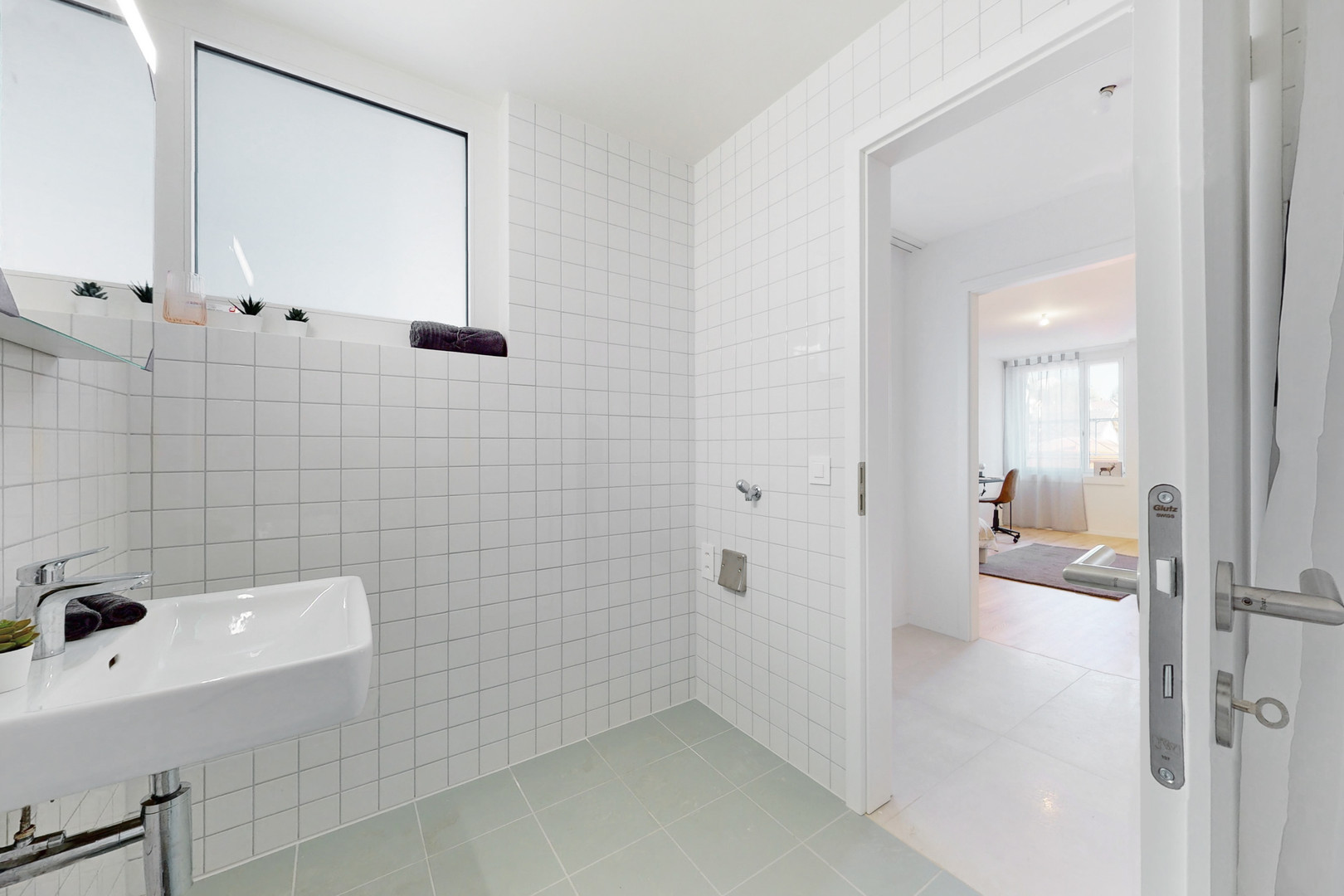 Helles Gäste-WC mit Fenster und Flurblick
