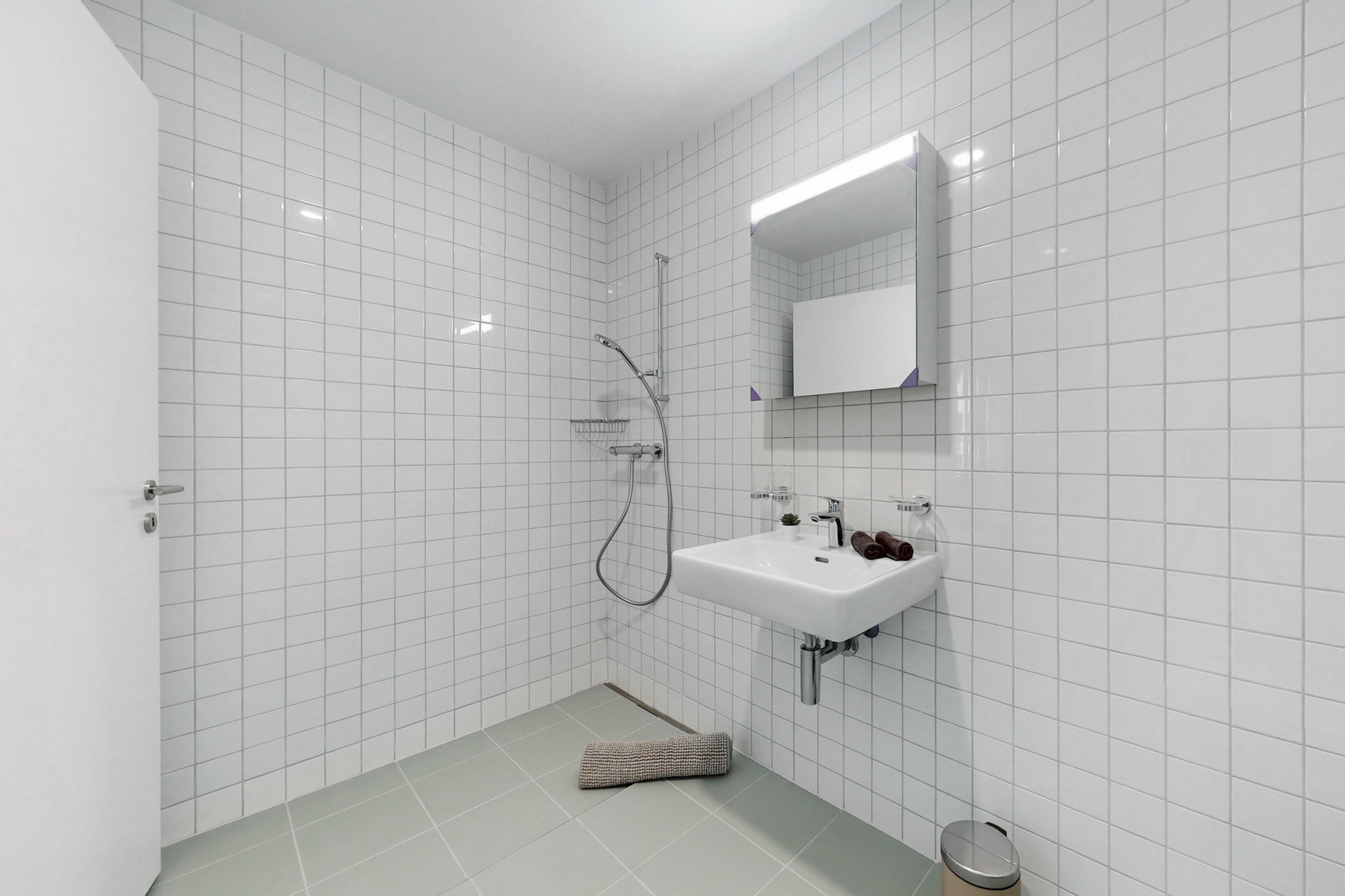 Modernes Duschbad mit Fliesenwänden
