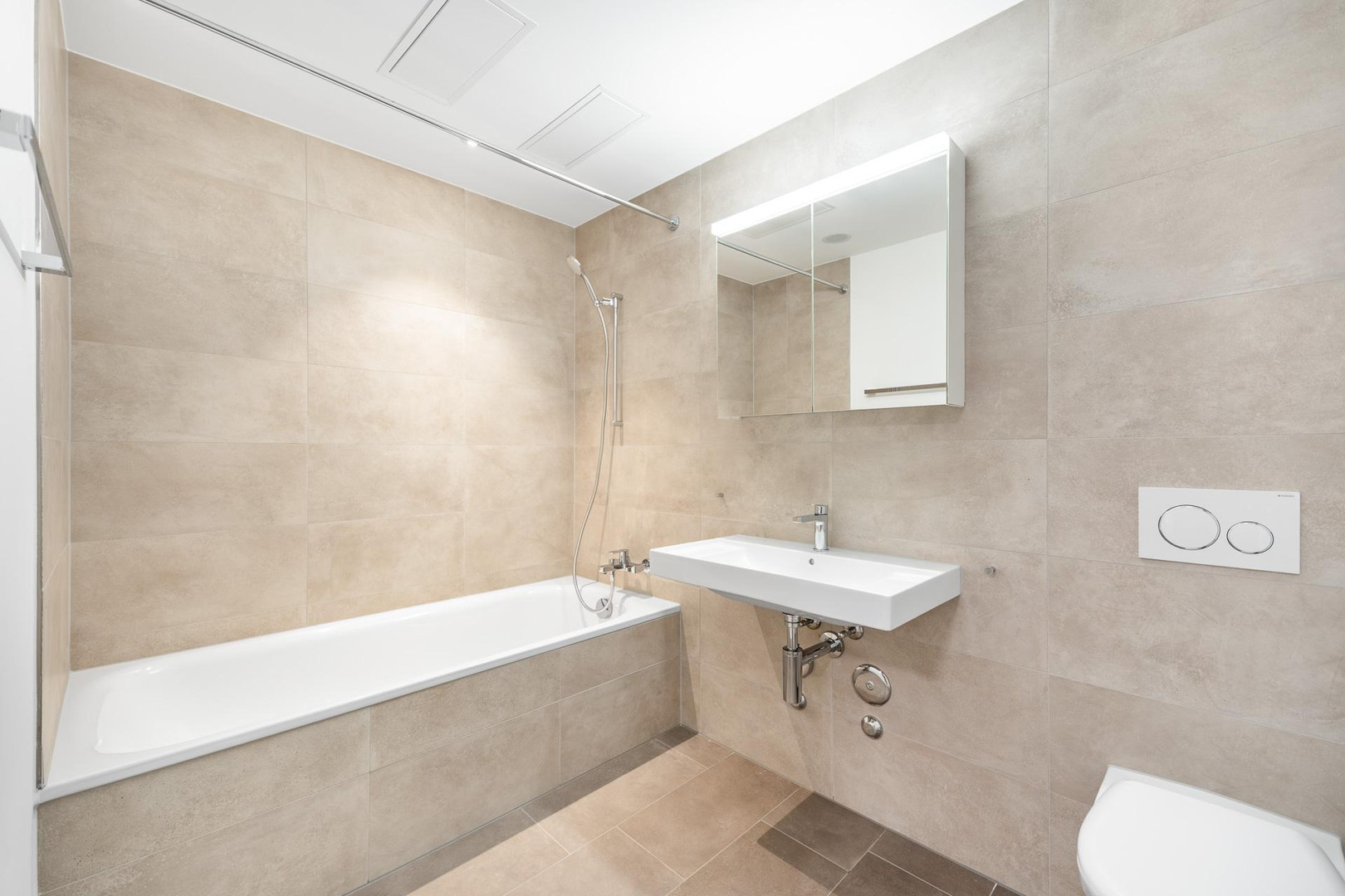 Modernes Badezimmer mit Badewanne und wandhängendem Waschtisch