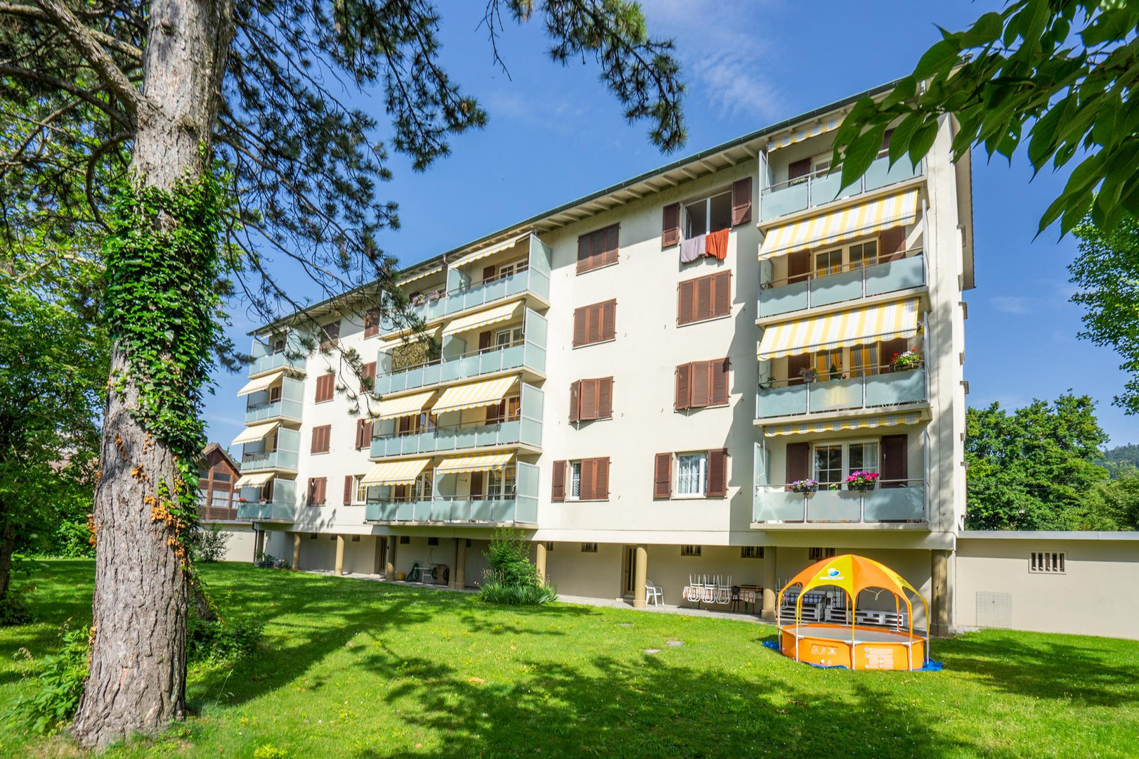 Mehrfamilienhaus mit Balkonen und Garten