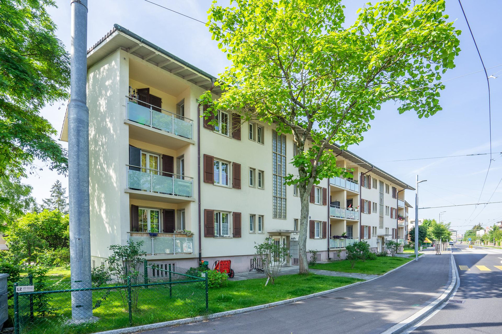 Mehrfamilienhaus an der Straße