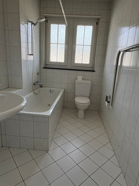 Badezimmer mit Badewanne und WC