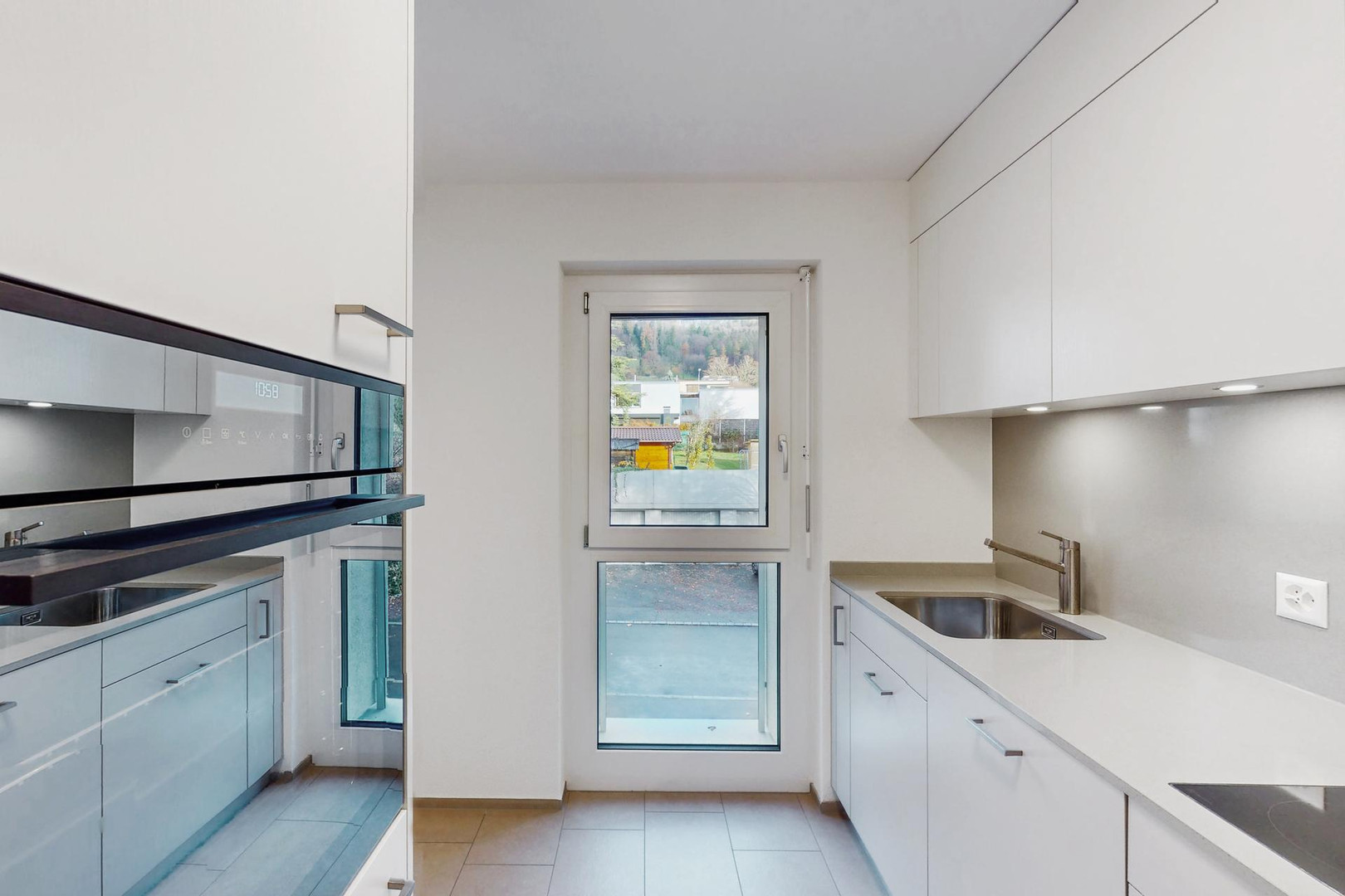 Moderne schmale Küche mit Durchgang und Fenster