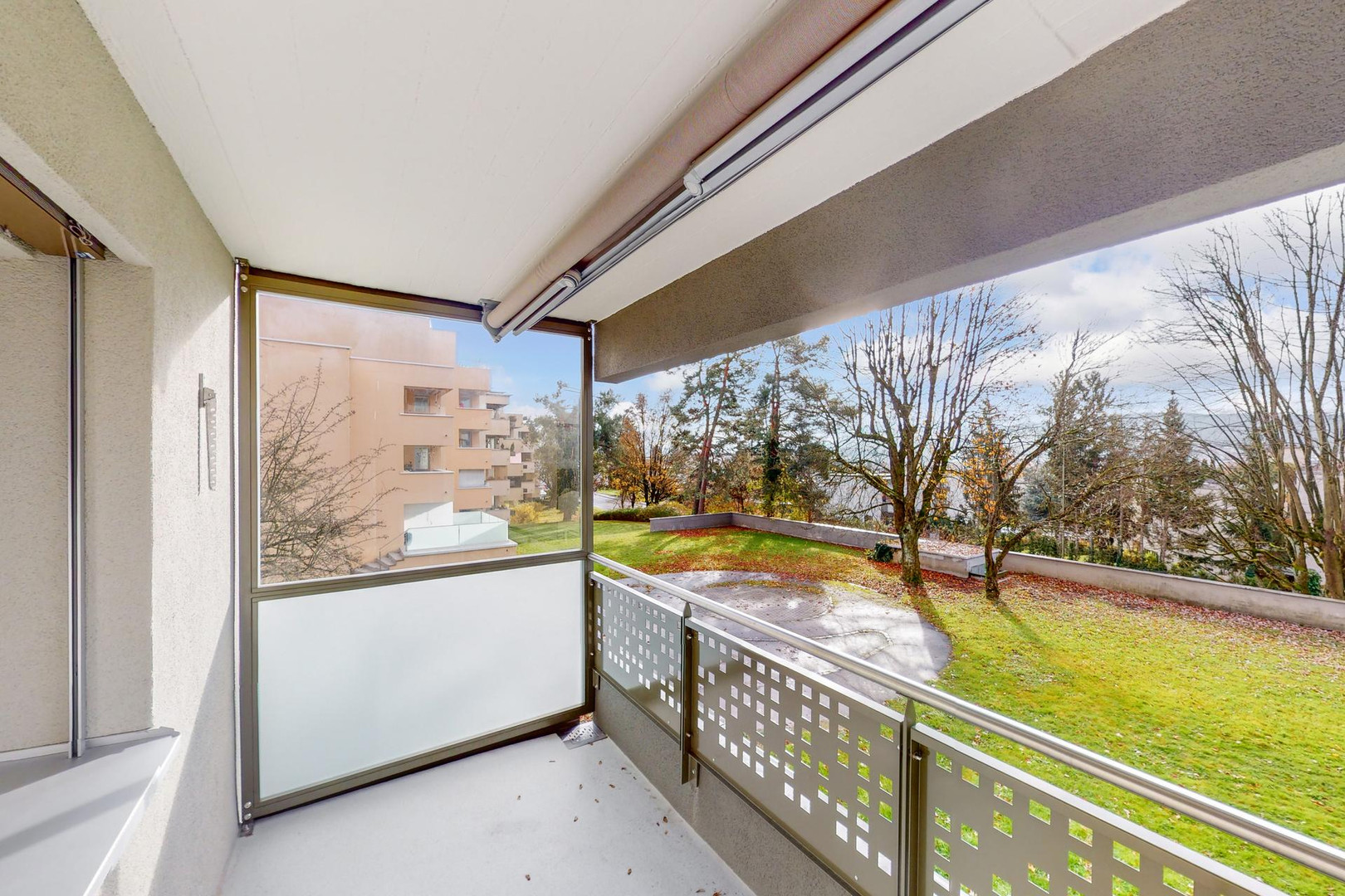 Überdachter Balkon mit Ausblick ins Grüne