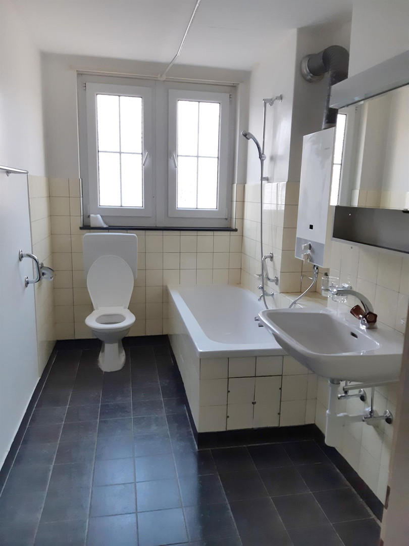 Badezimmer mit Wanne und WC