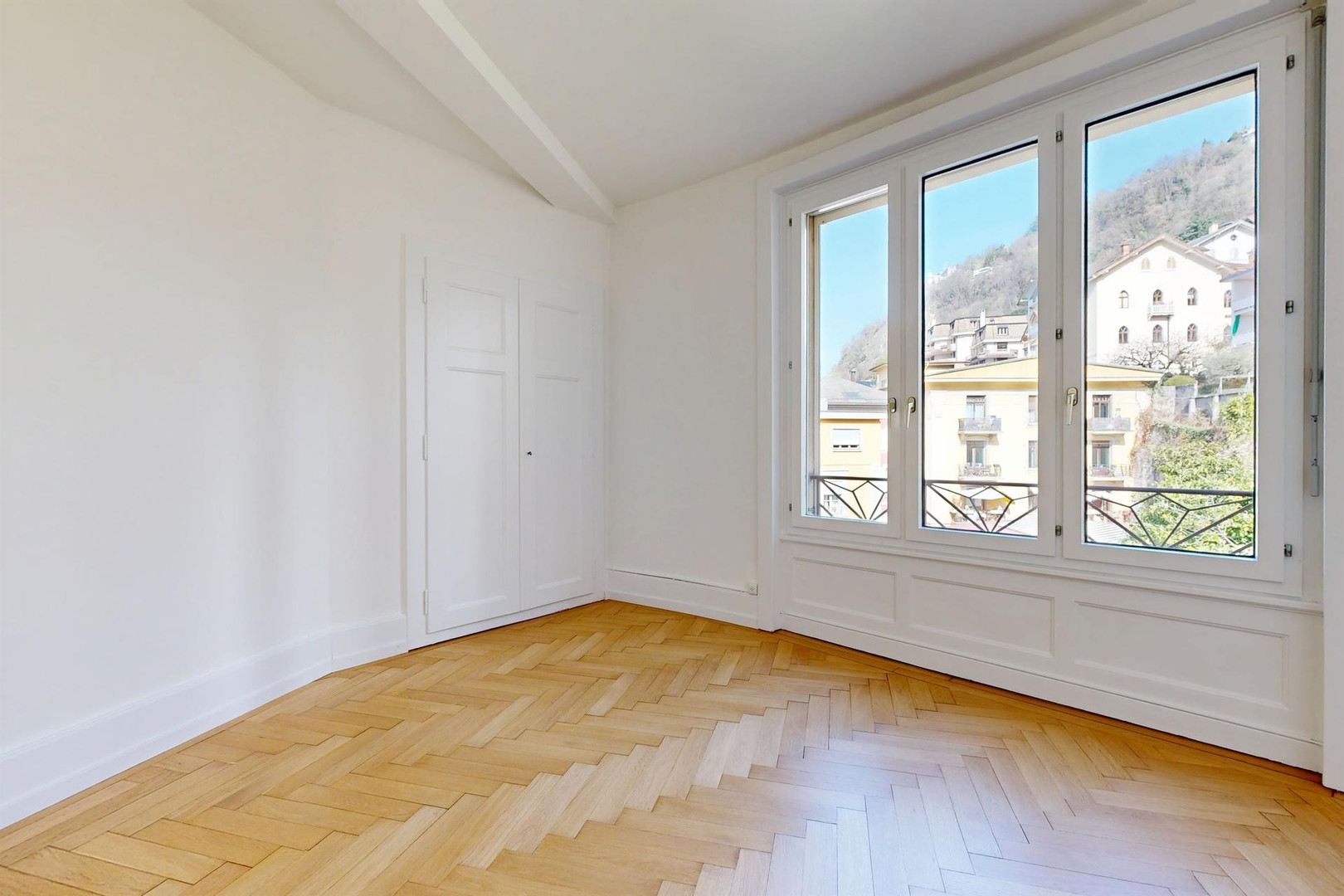 Heller leerer Raum mit Balkonblick
