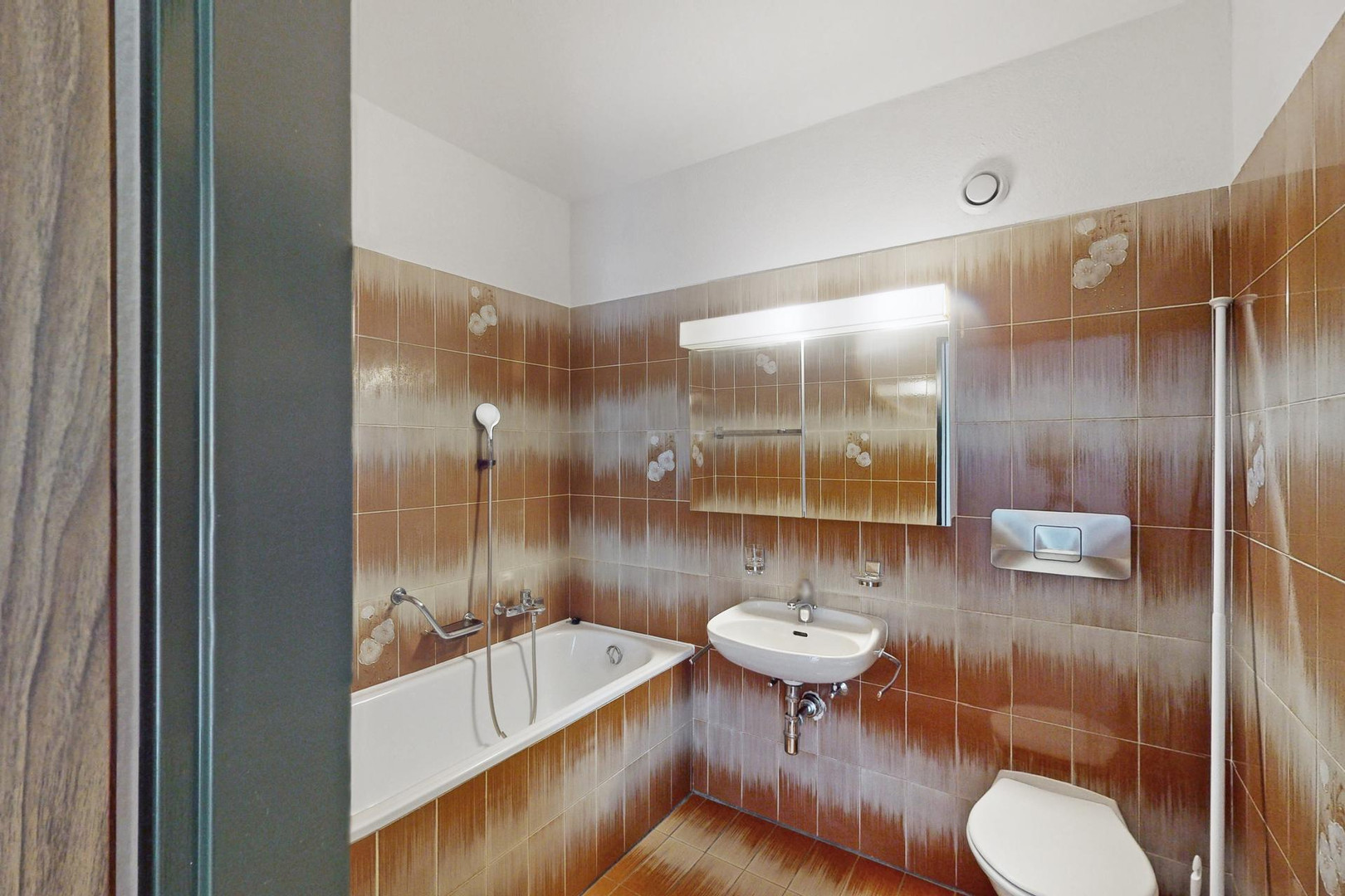 Kleines Badezimmer mit Badewanne und WC