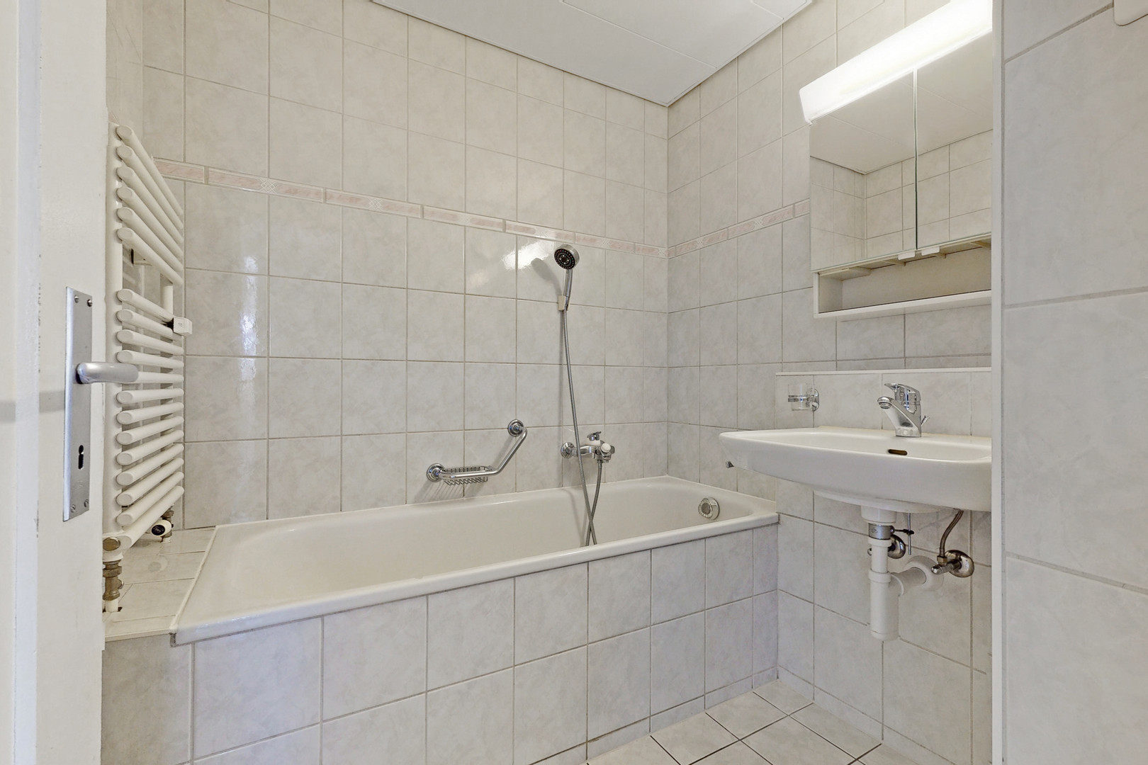 Badezimmer mit Badewanne und Waschbecken