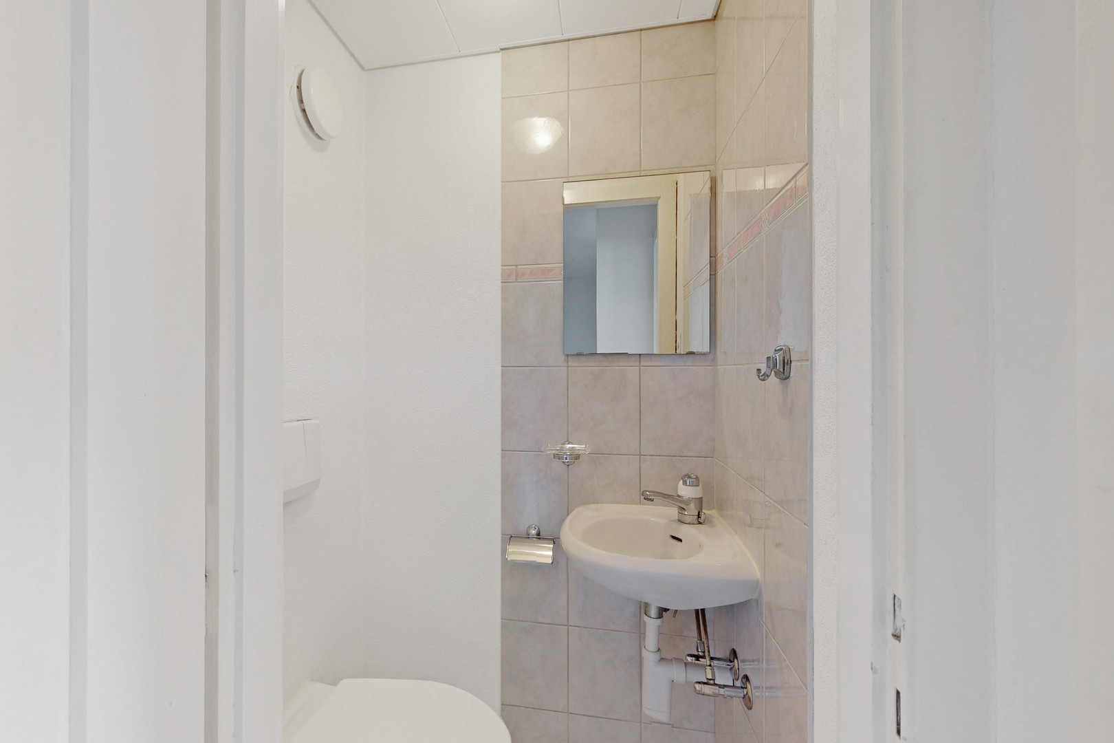 Kleines Gäste-WC mit Waschbecken
