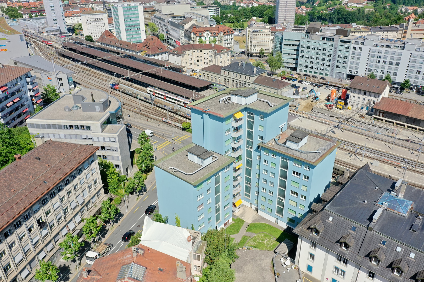 Städtische Luftaufnahme mit Bahngleisen und Wohngebäuden