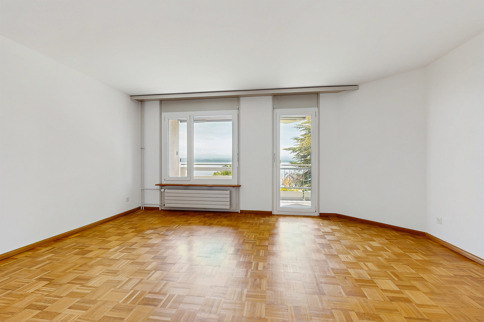 Heller leerer Wohnraum mit Balkon- und Meerblick