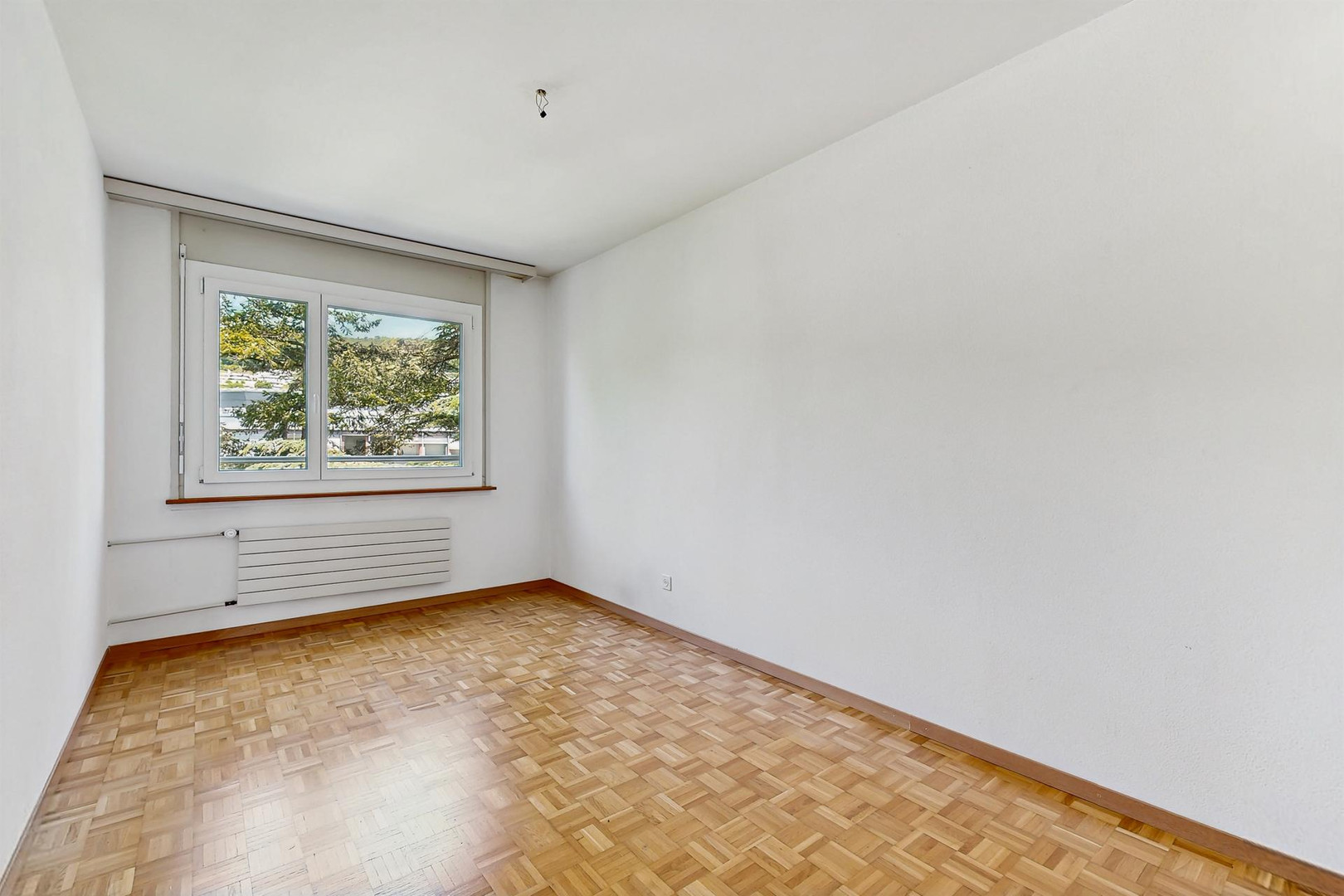 Heller leerer Raum mit Parkettboden