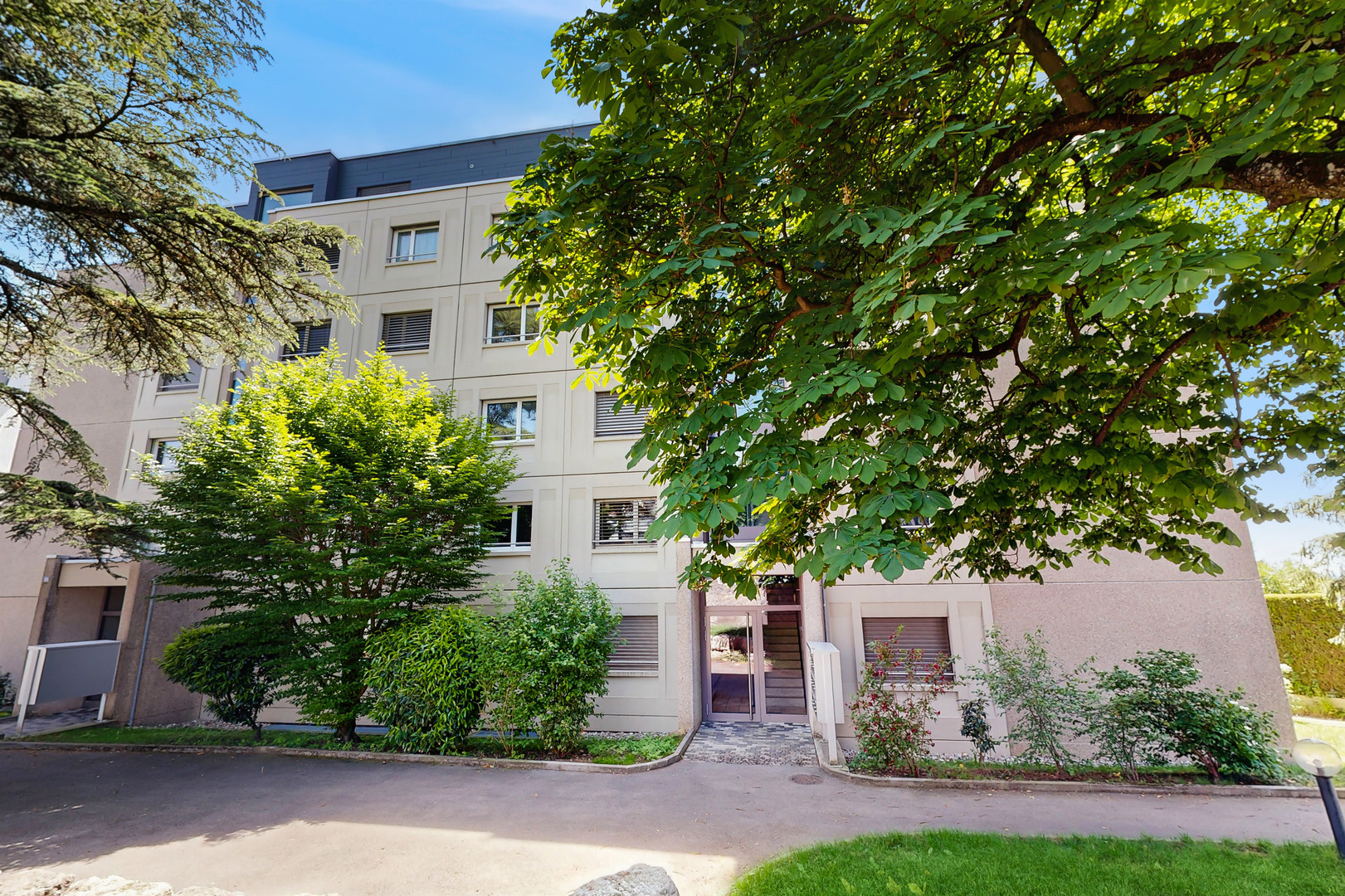 Mehrfamilienhaus mit begrüntem Vorbereich