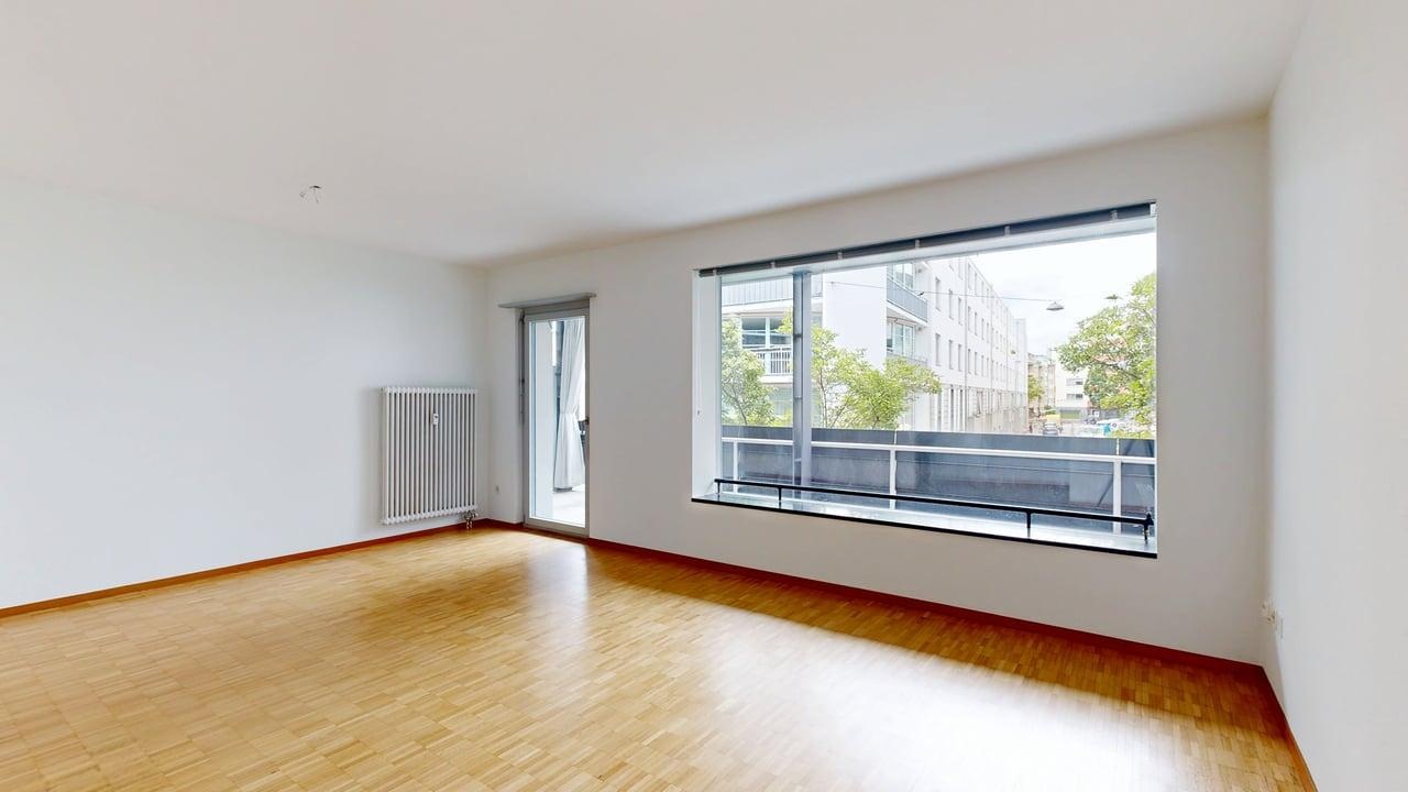 Heller leerer Wohnraum mit großem Fenster