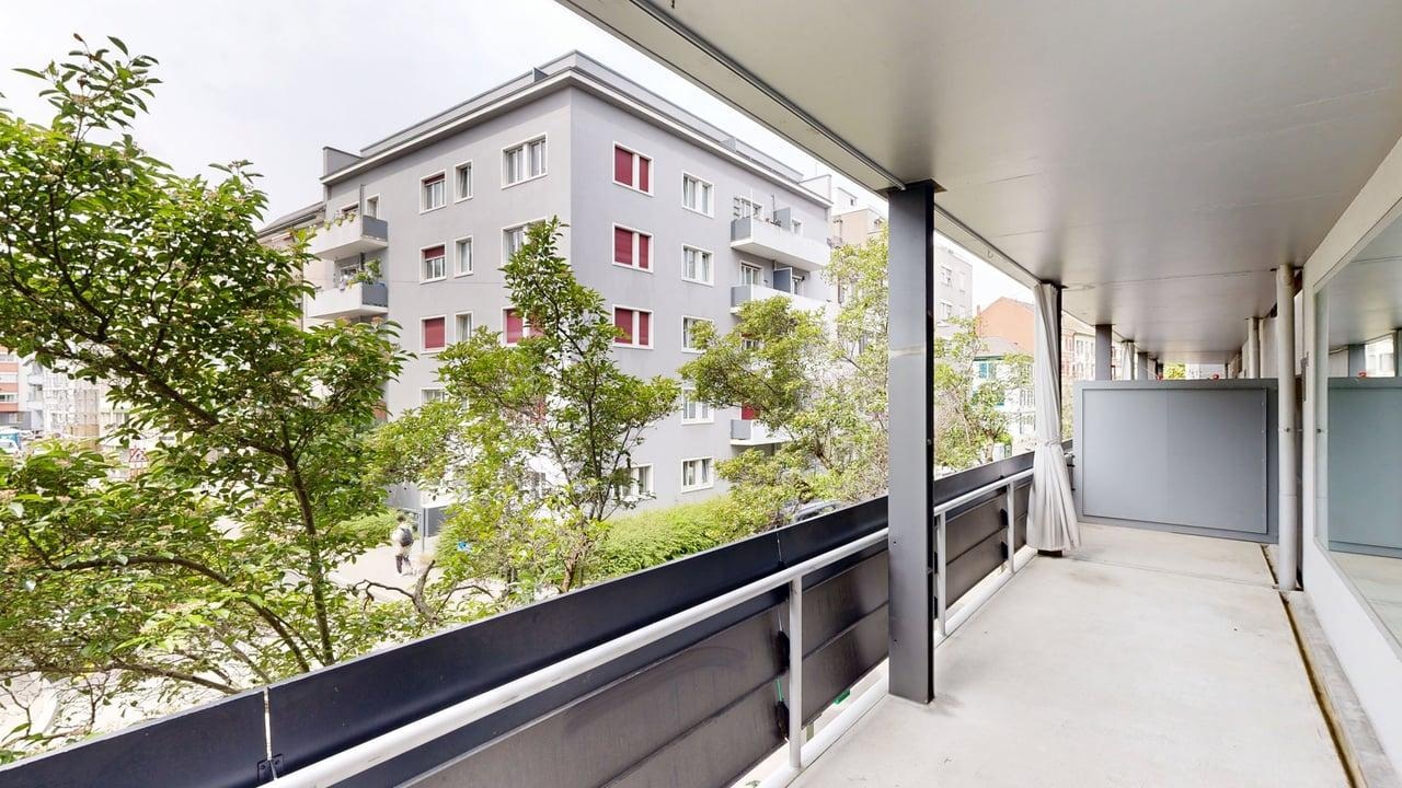 Balkon mit Blick auf Wohnanlage