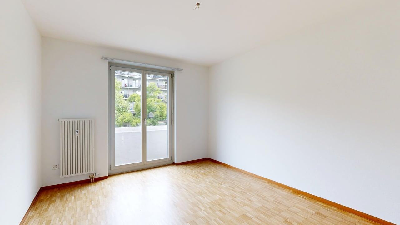 Heller leerer Wohnraum mit Balkon- oder Terrassentür