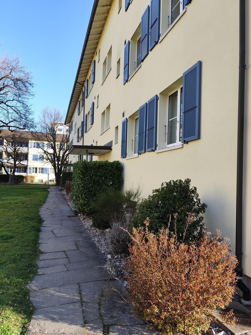 Wohnhausfassade mit Gartenweg