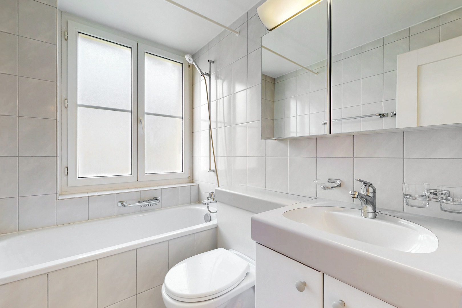 Helles Badezimmer mit Wanne und Waschtisch