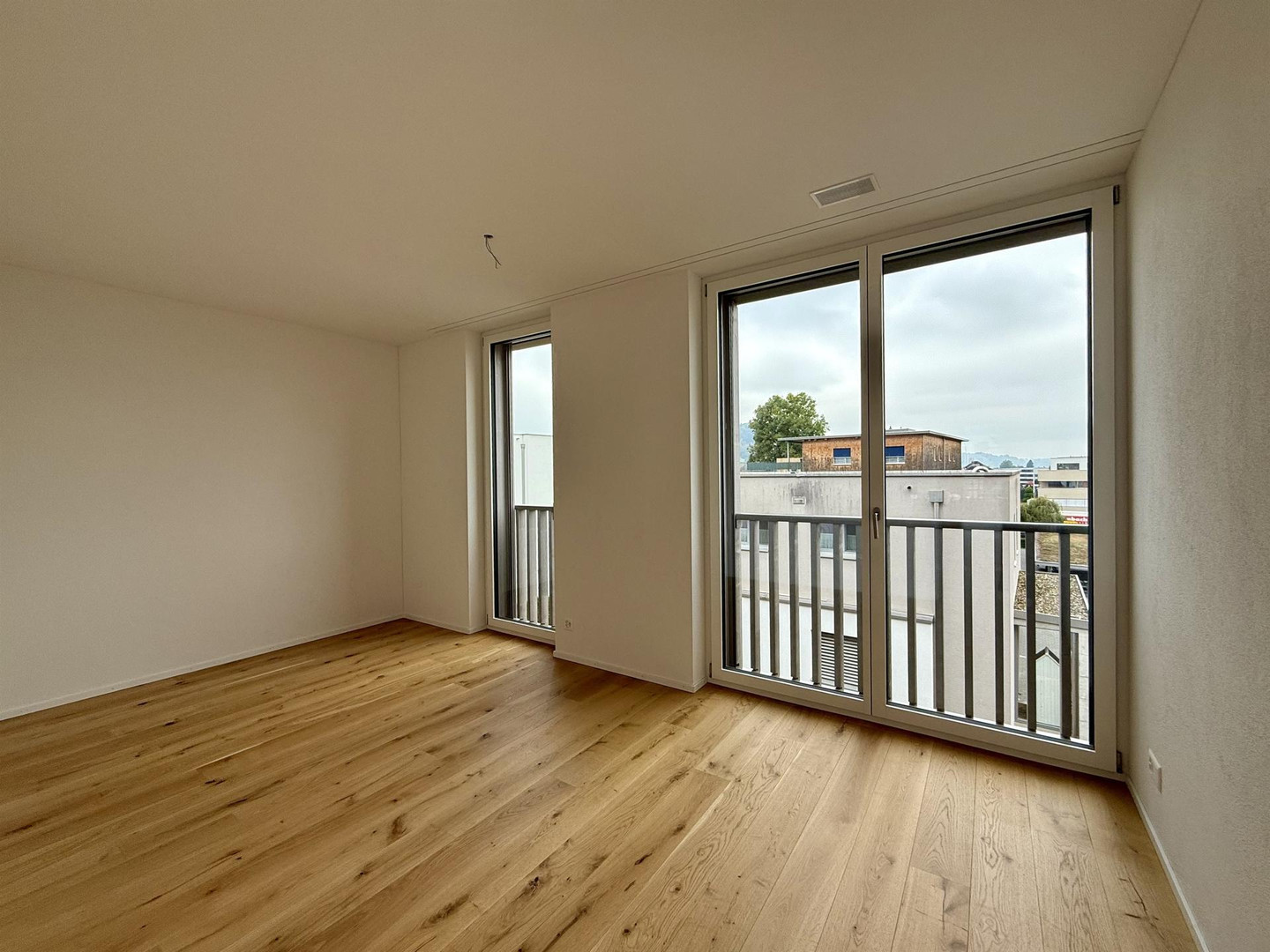 Heller leerer Wohnraum mit Balkon