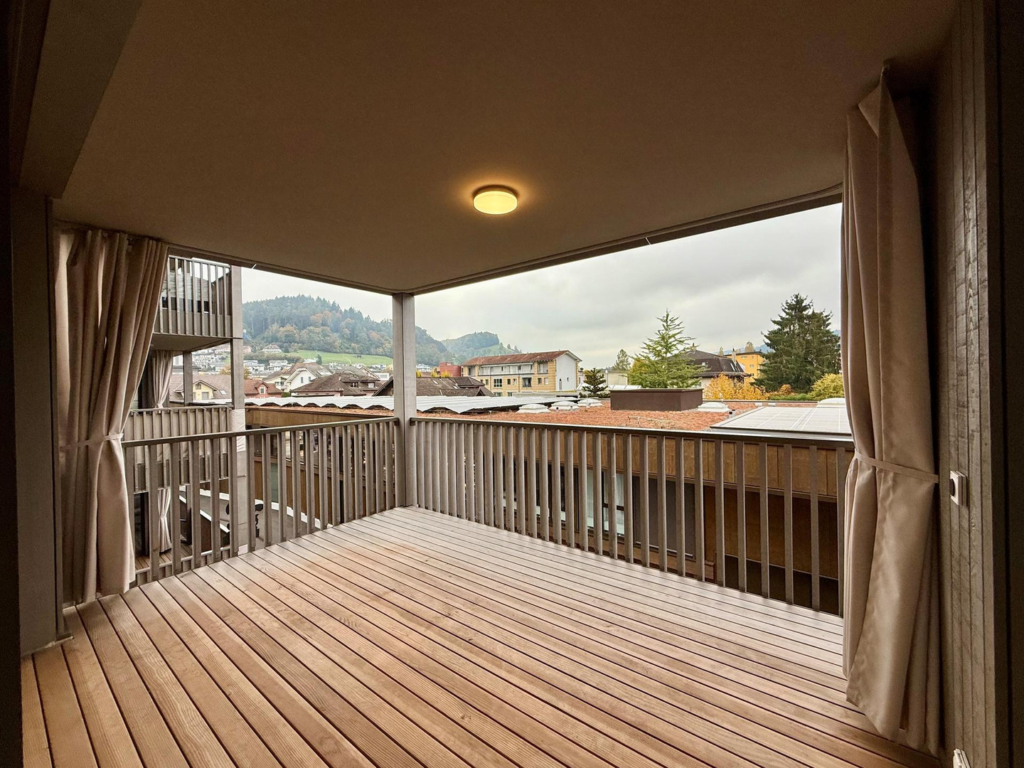Überdachter Balkon mit Ausblick