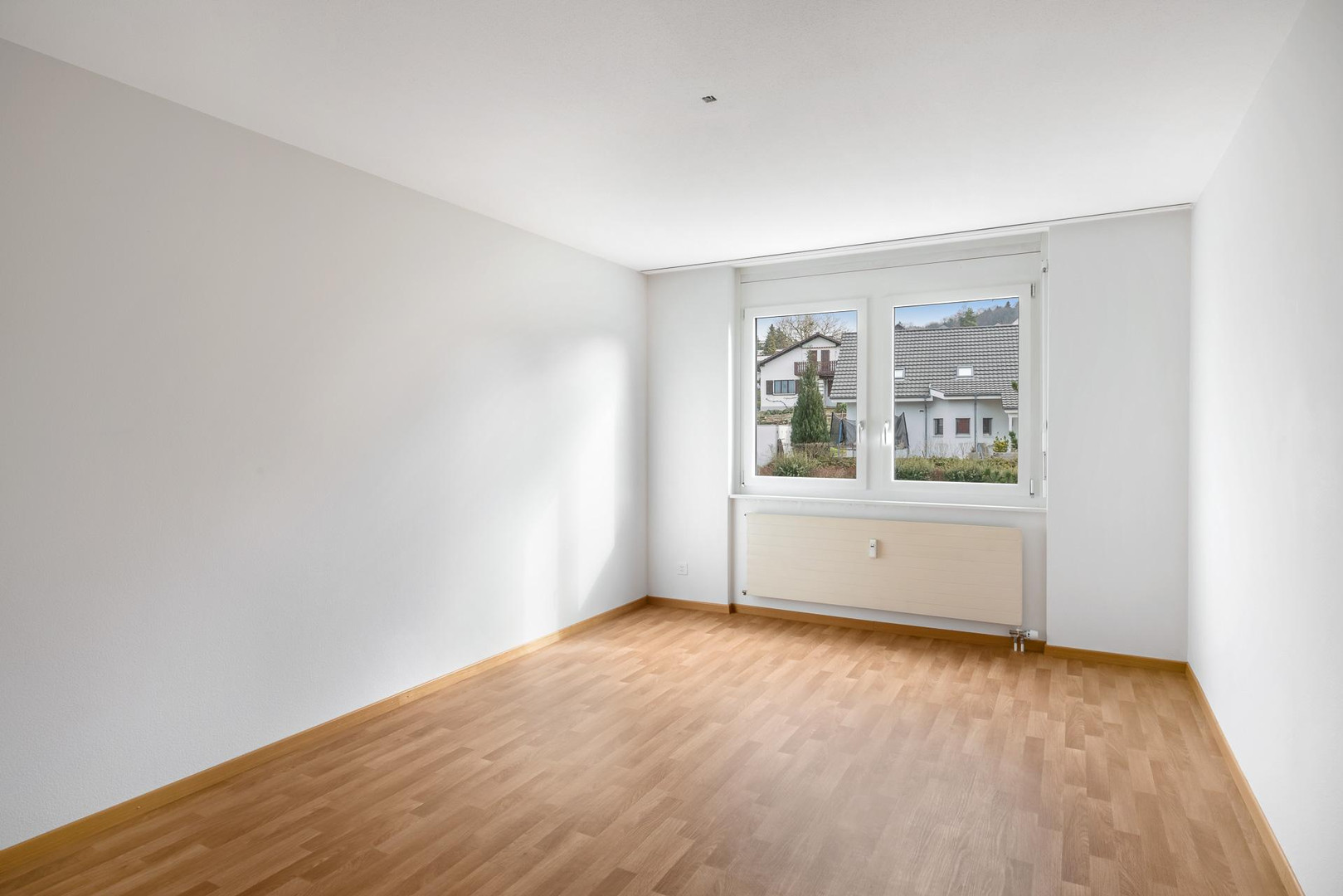Heller leerer Raum mit Fenster und Heizkörper