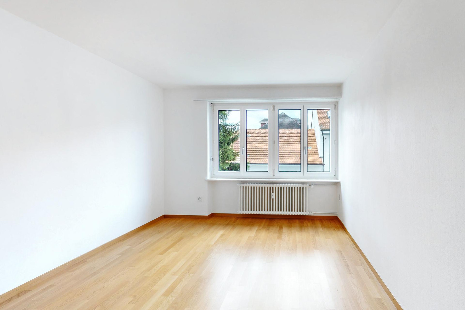 Heller leerer Wohnraum mit Fenster