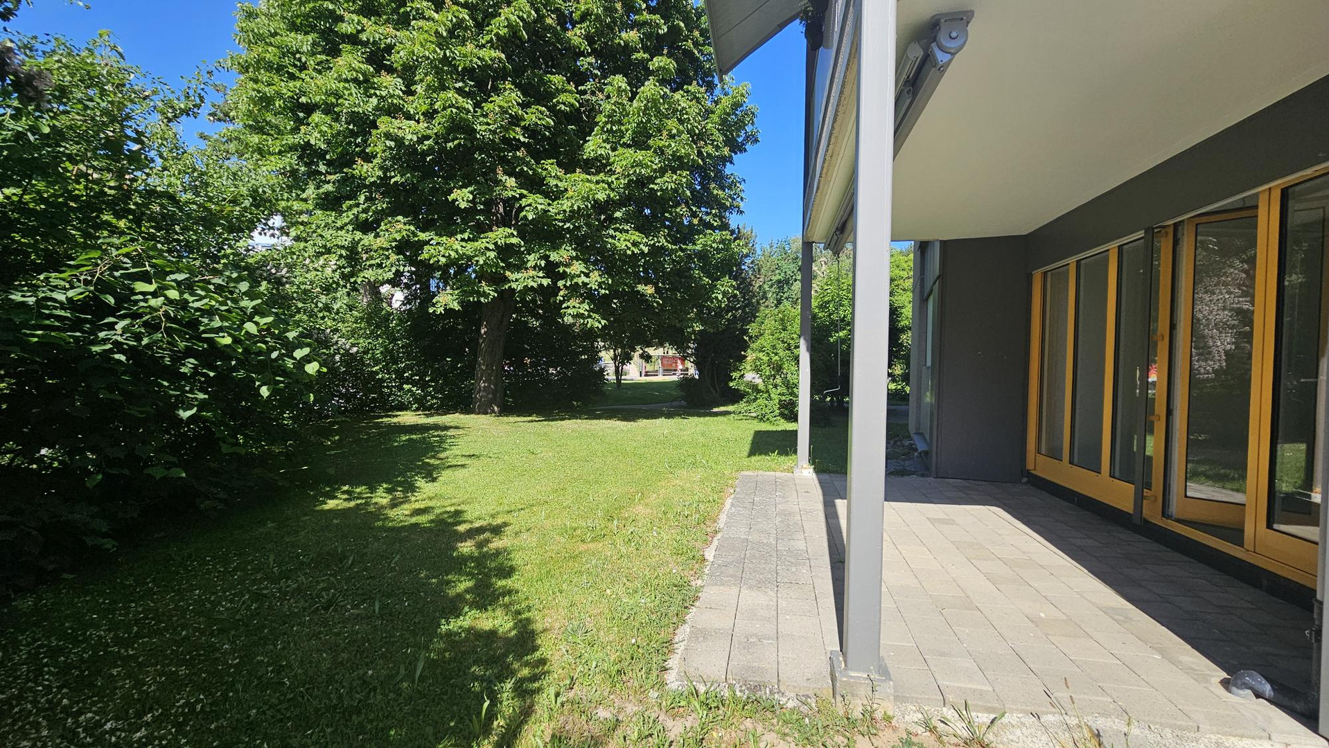 Gartenansicht einer modernen Terrassenfront