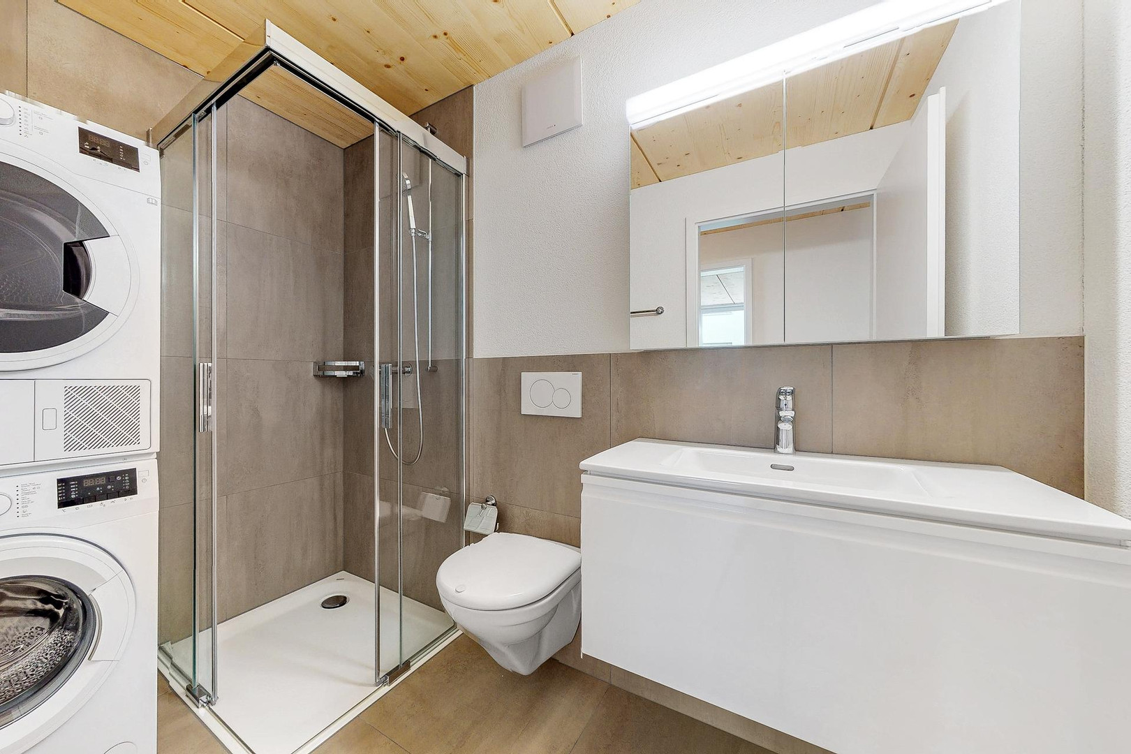 Modernes Bad mit Waschtisch, Dusche und Waschturm