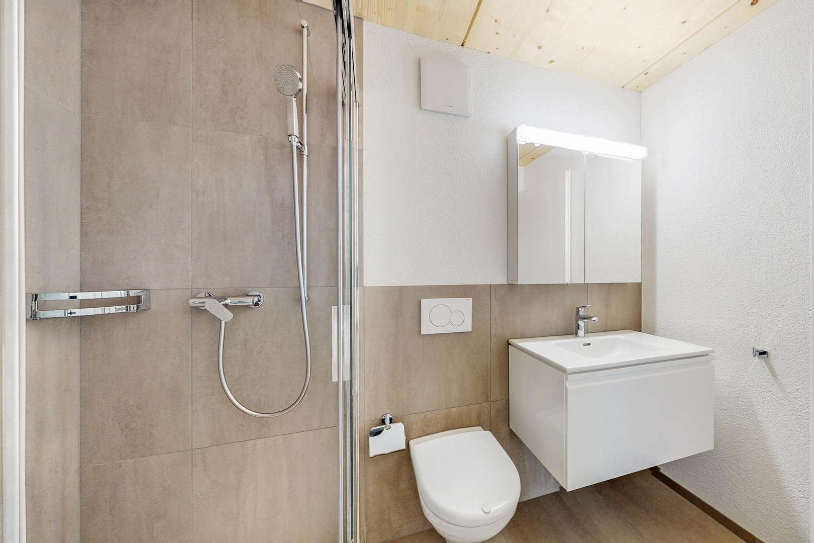 Modernes Badezimmer mit Dusche, Waschtisch und WC