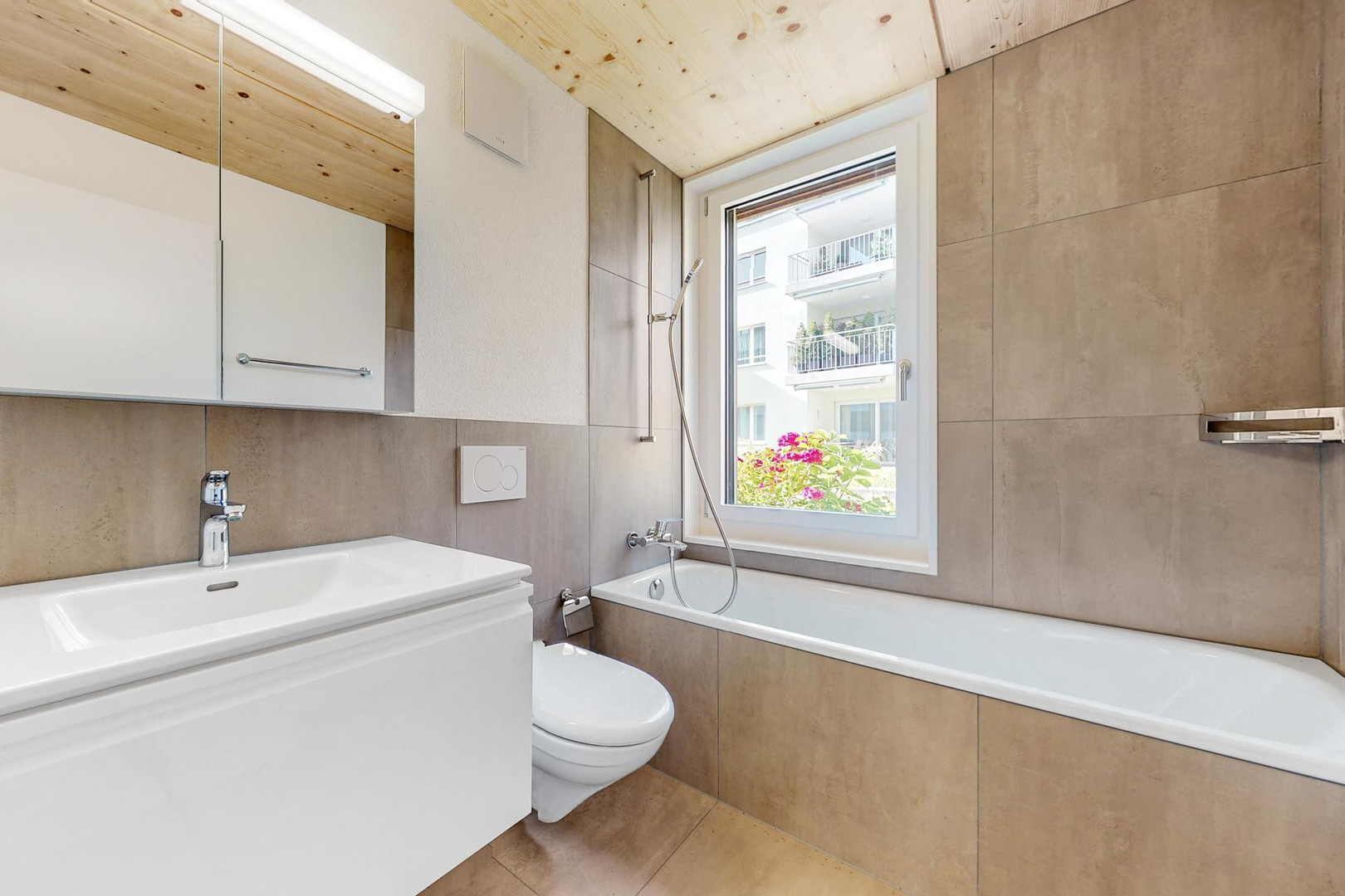 Helles, modernes Badezimmer mit Badewanne und Fenster