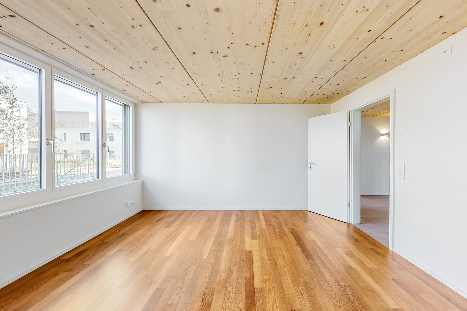 Helles Zimmer mit Holzdecke und Parkett