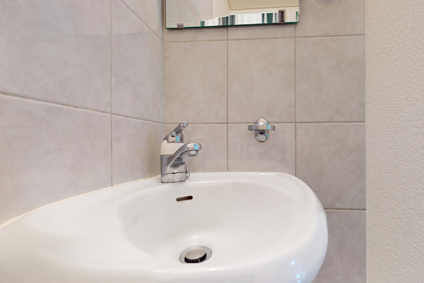 Kleines Badezimmer mit Waschbecken