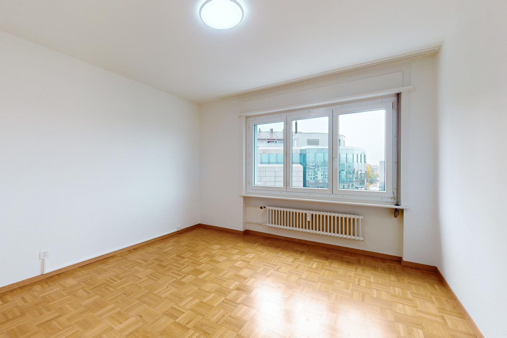 Heller leerer Raum mit Fenster und Heizkörper