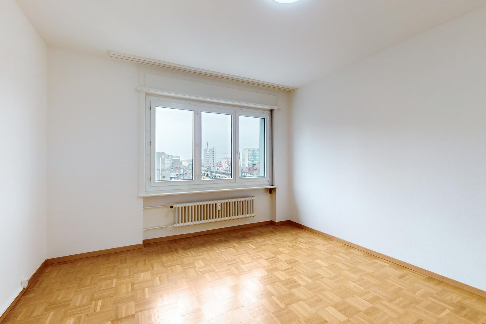 Heller leerer Raum mit Fenster und Heizkörper