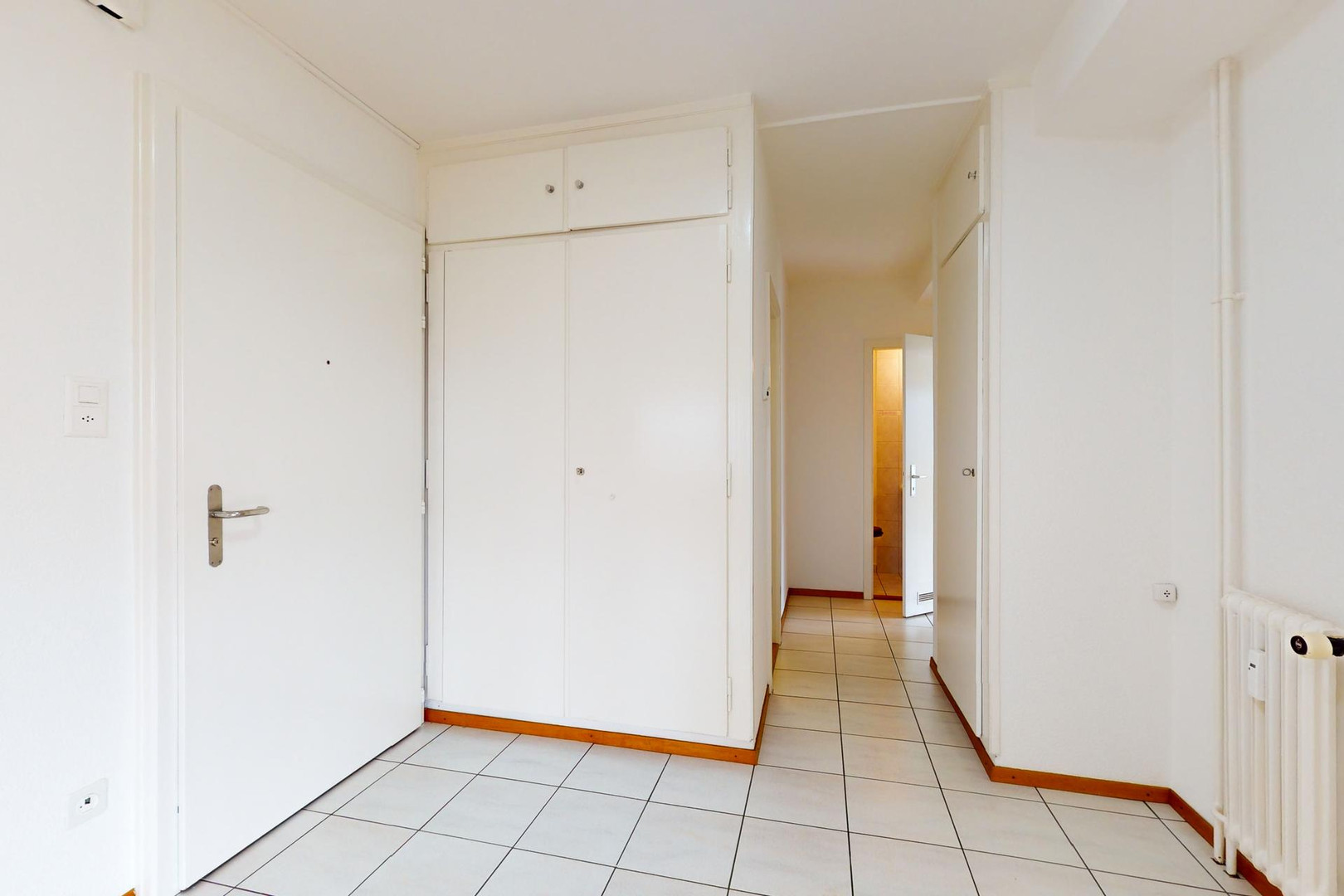 Heller Flur mit Einbauschrank und Fliesenboden