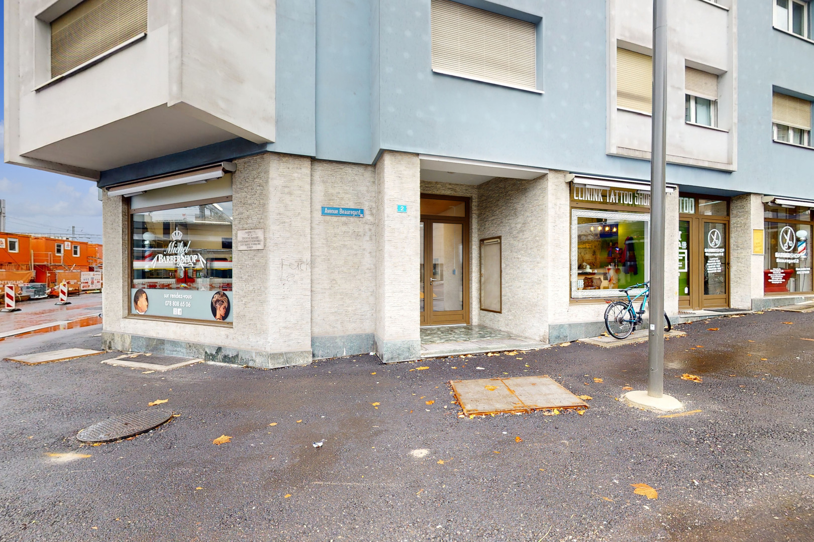 Straßenansicht eines gemischt genutzten Gebäudes mit Ladenlokalen im Erdgeschoss