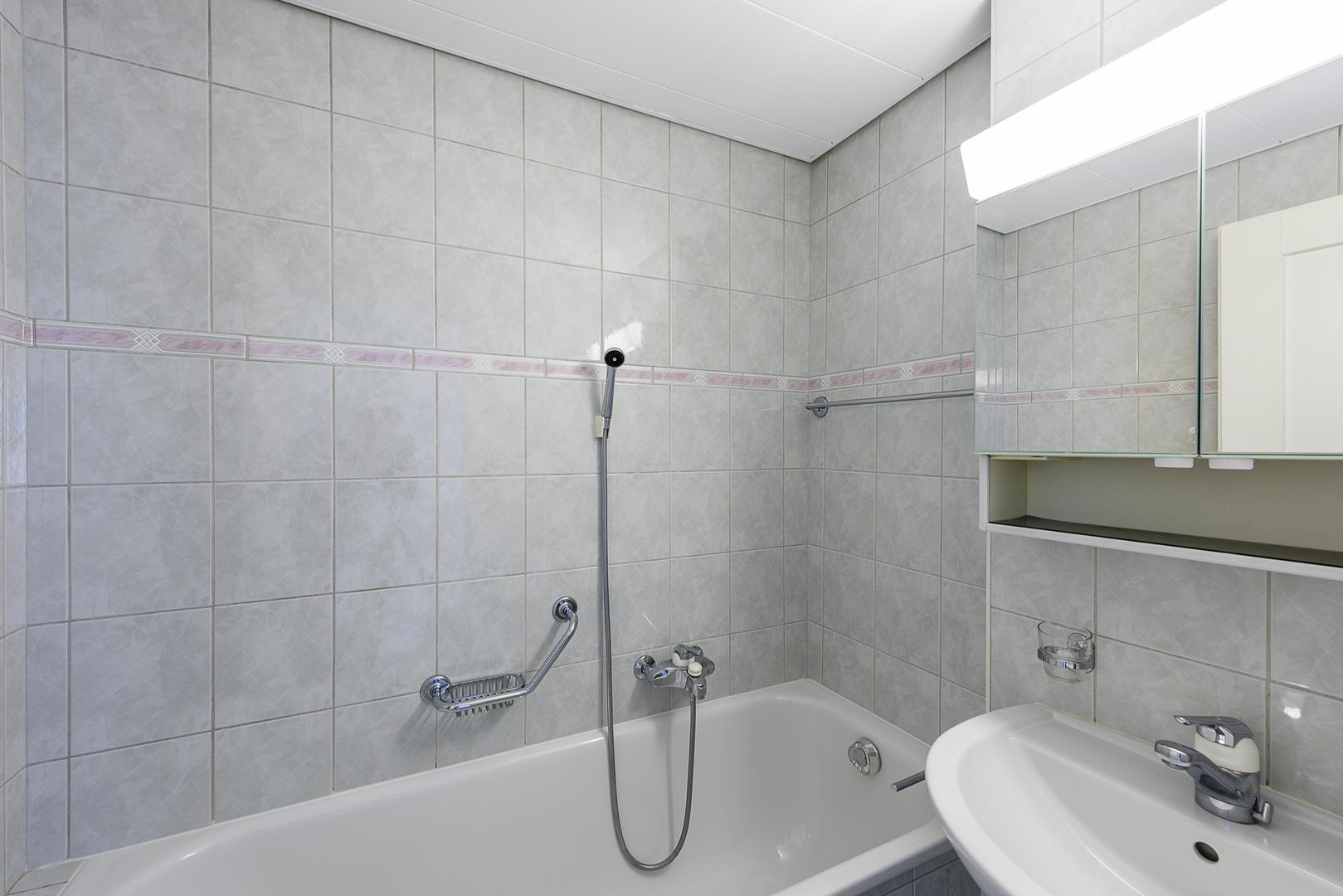 Badezimmer mit Wanne und Spiegelschrank