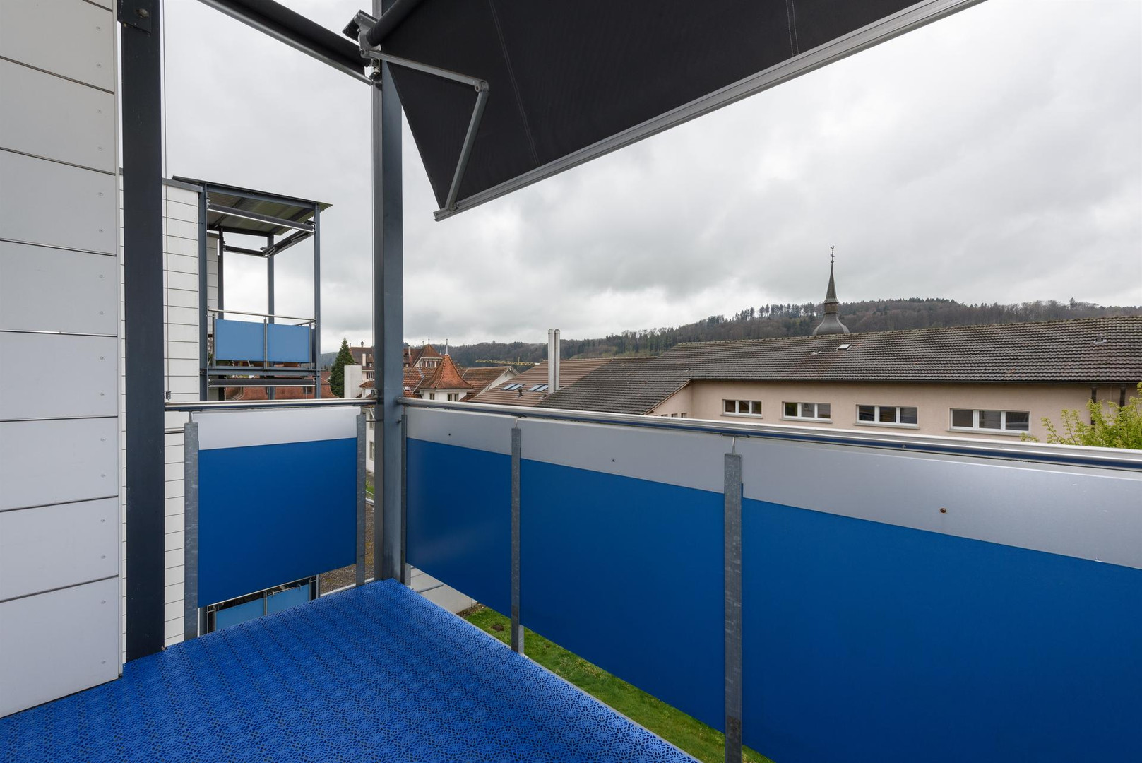 Balkon mit Stadt- und Landschaftsblick