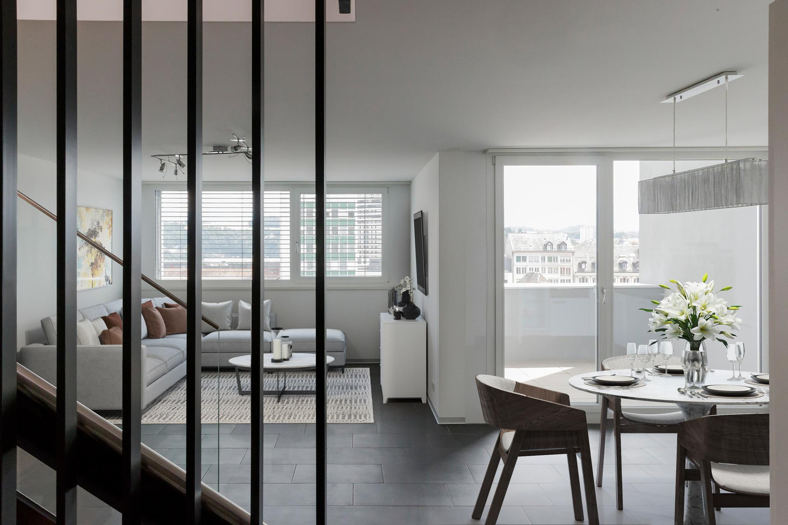 Modernes Wohn-Esszimmer mit Balkonblick