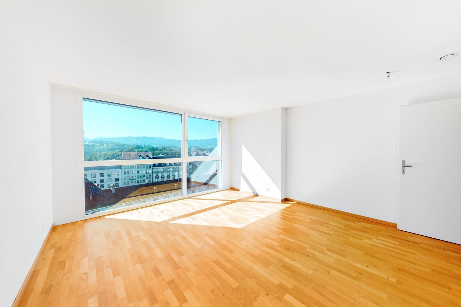 Heller leerer Wohnraum mit Panoramafenster
