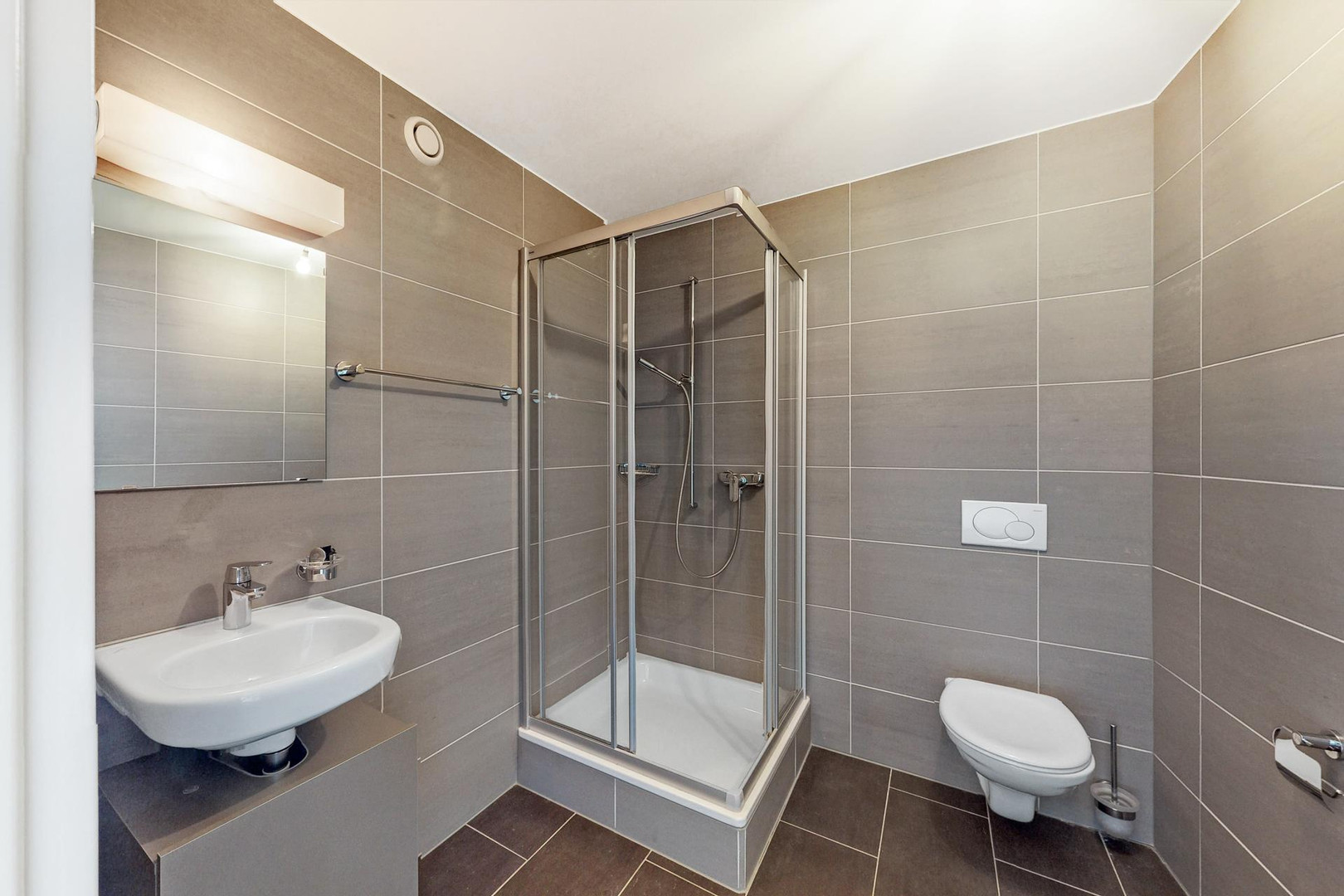 Modernes Badezimmer mit Dusche und WC