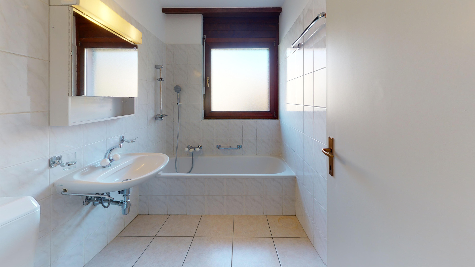 Badezimmer mit Badewanne und Fenster