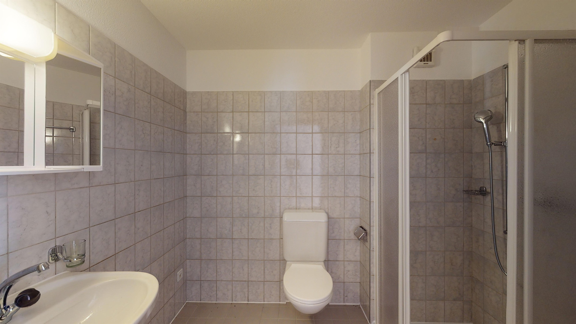 Badezimmer mit Dusche und WC