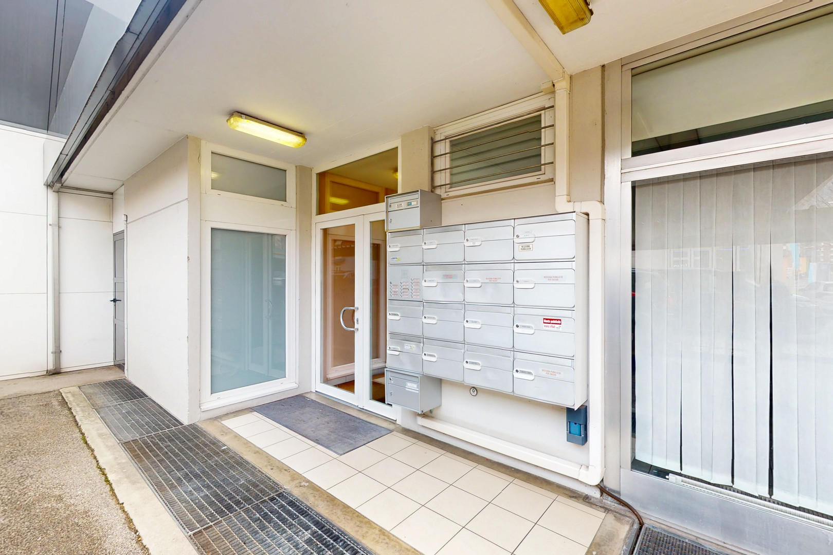 Wohnungseingang mit Briefkastenanlage