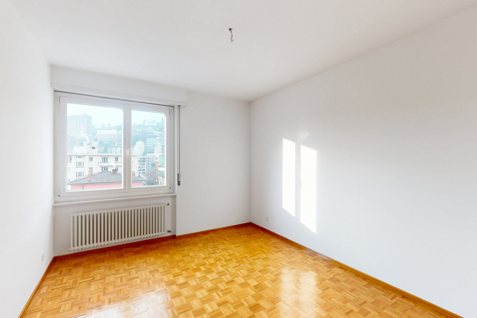Heller leerer Wohnraum mit Stadtblick