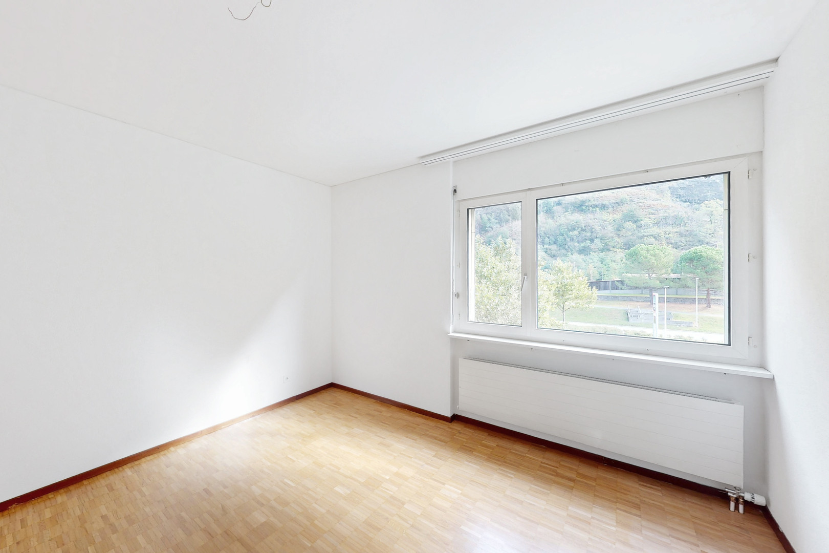 Helles, leerstehendes Zimmer mit großem Fenster