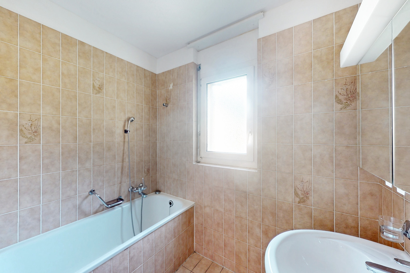 Badezimmer mit Badewanne und Fenster