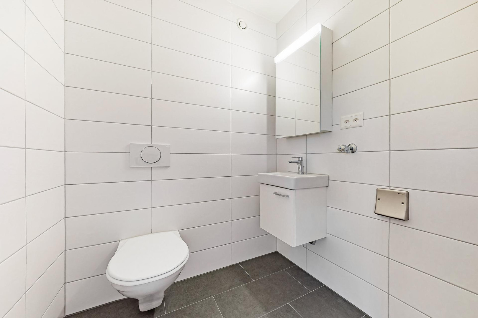 Kleines modernes WC mit Wandfliesen