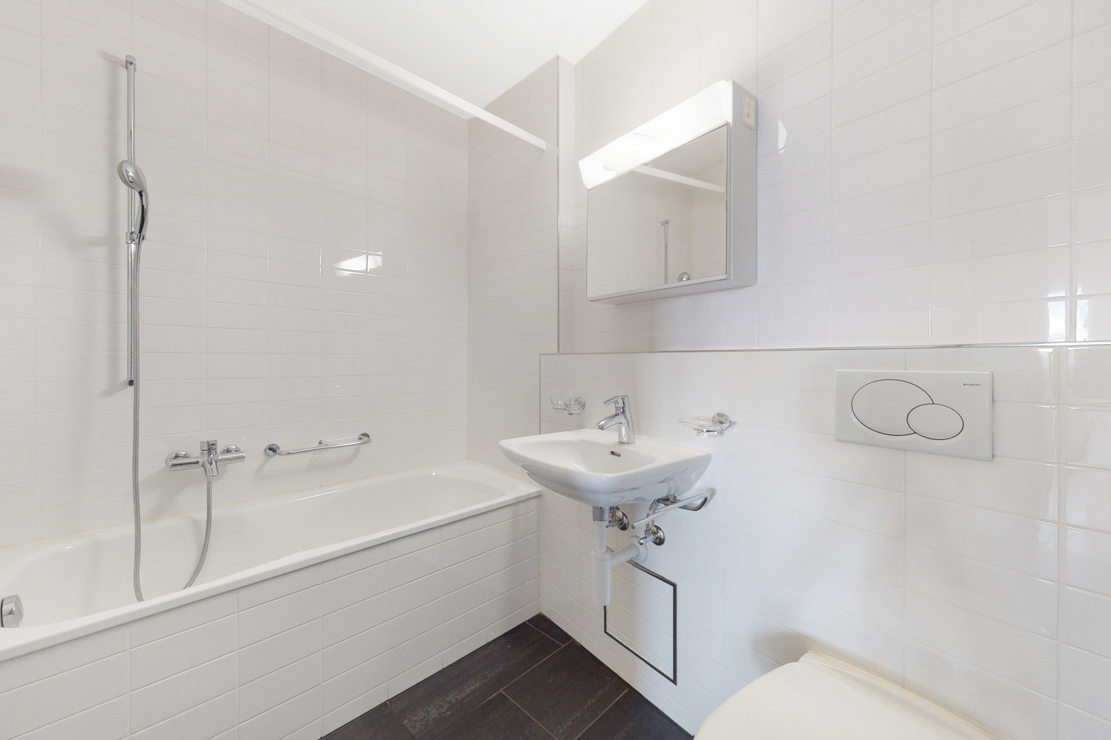 Modernes weißes Badezimmer