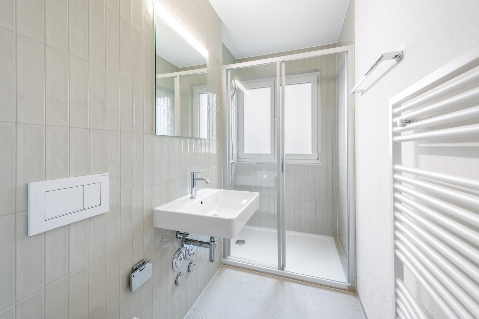 Helles modernes Badezimmer mit Dusche